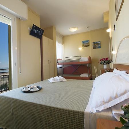 Hotel Crosal Rimini Exteriör bild