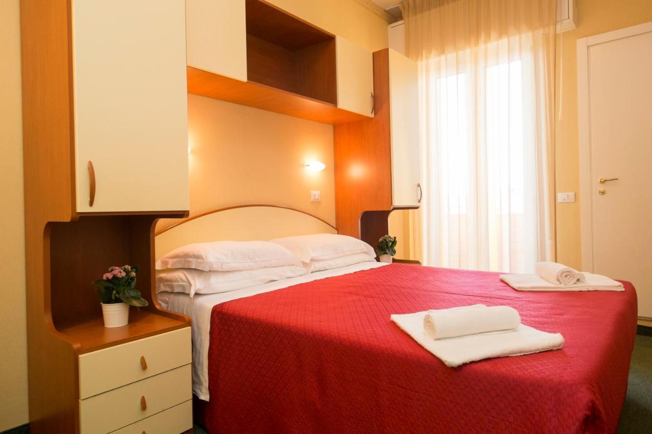 Hotel Crosal Rimini Exteriör bild