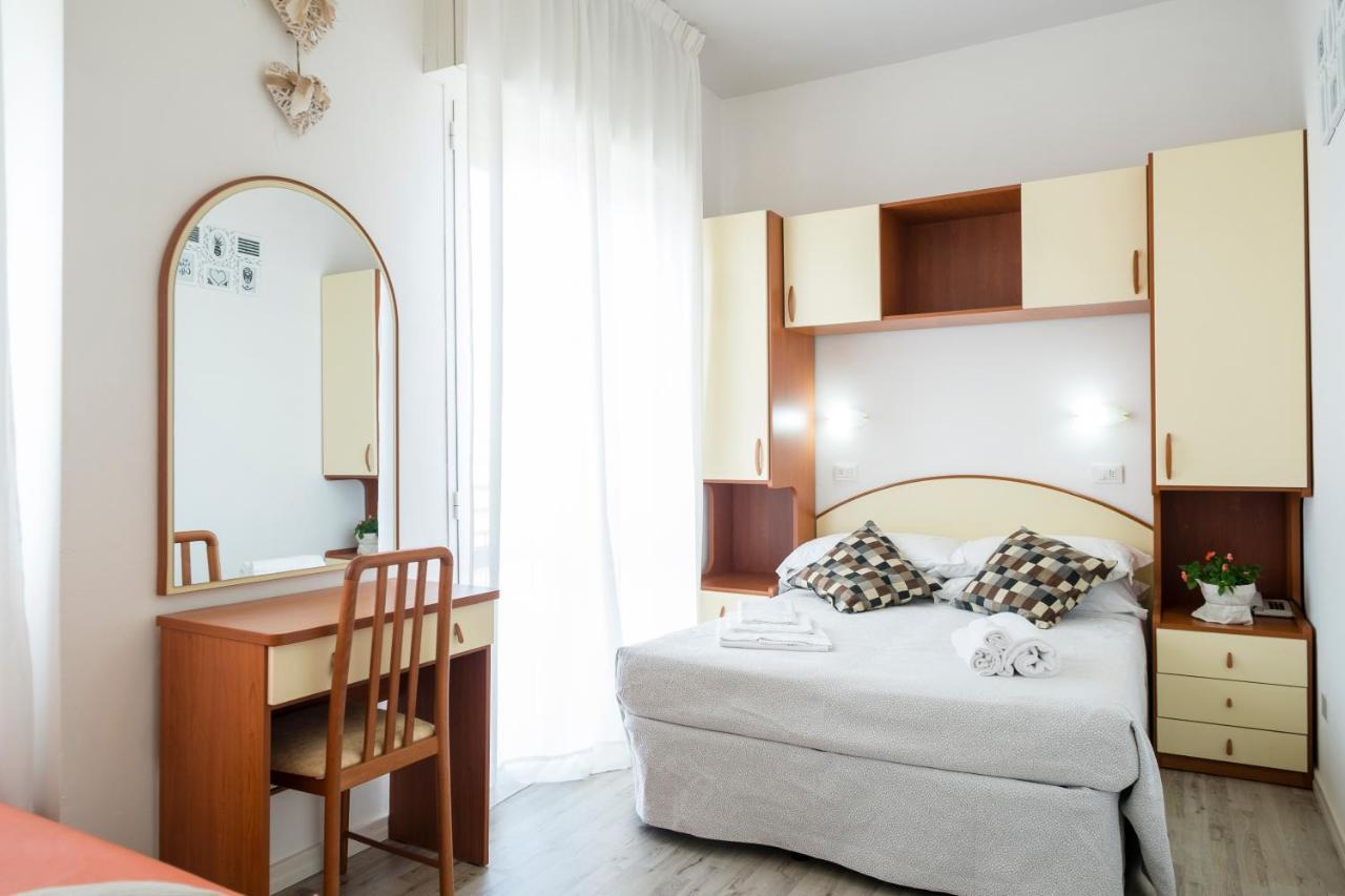 Hotel Crosal Rimini Exteriör bild