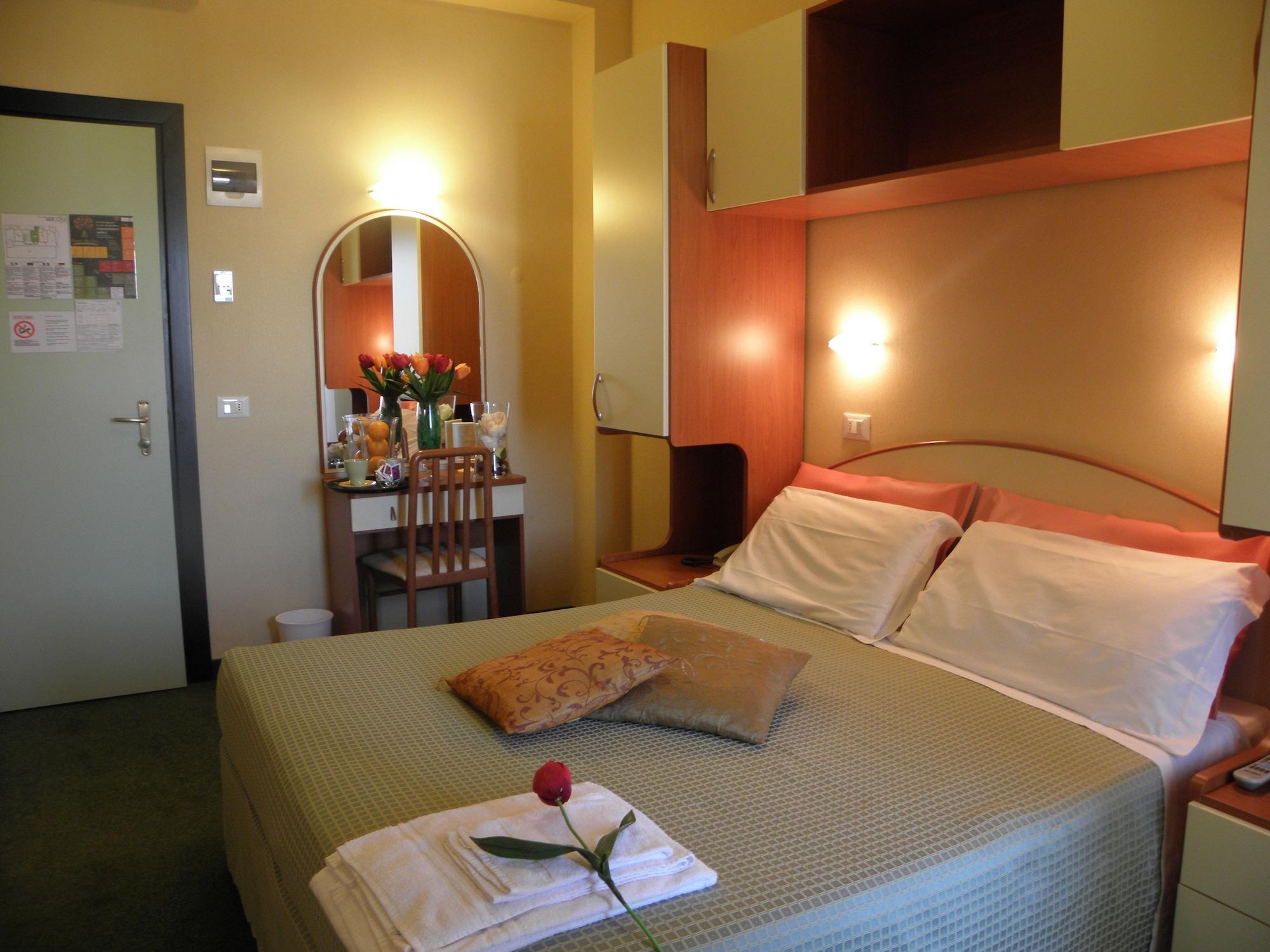 Hotel Crosal Rimini Exteriör bild