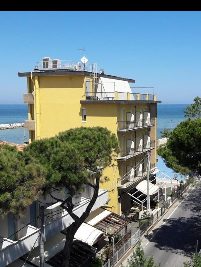 Hotel Crosal Rimini Exteriör bild