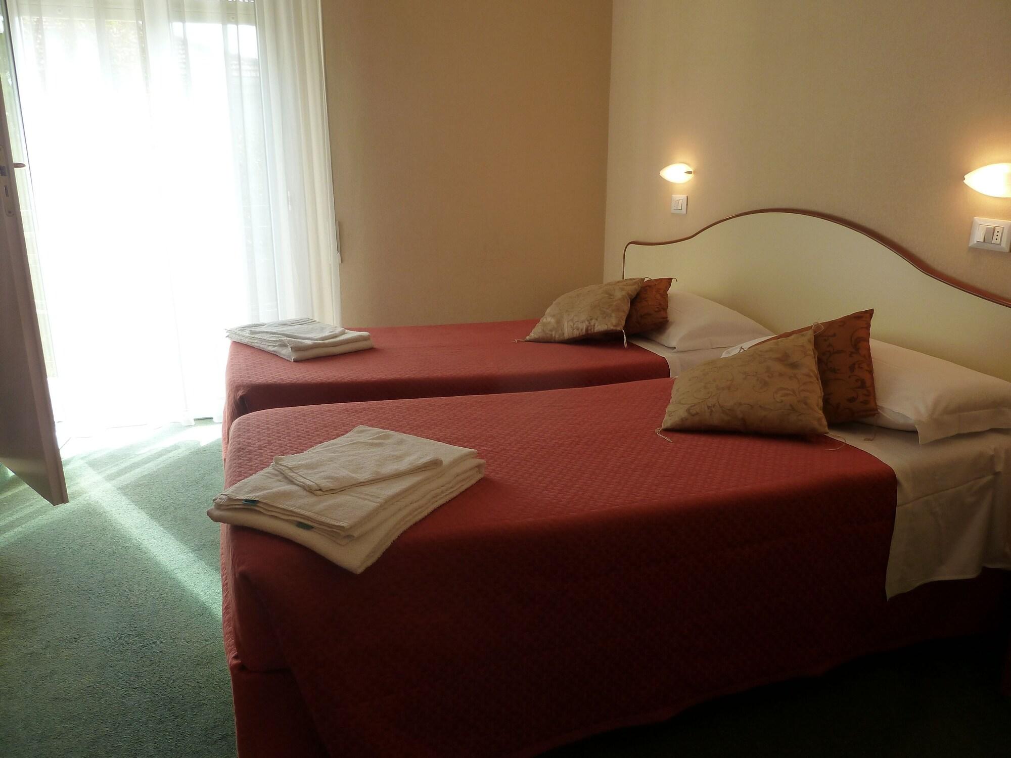 Hotel Crosal Rimini Exteriör bild