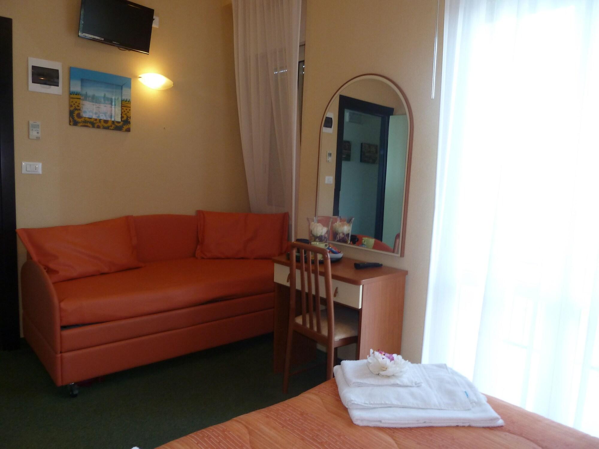 Hotel Crosal Rimini Exteriör bild