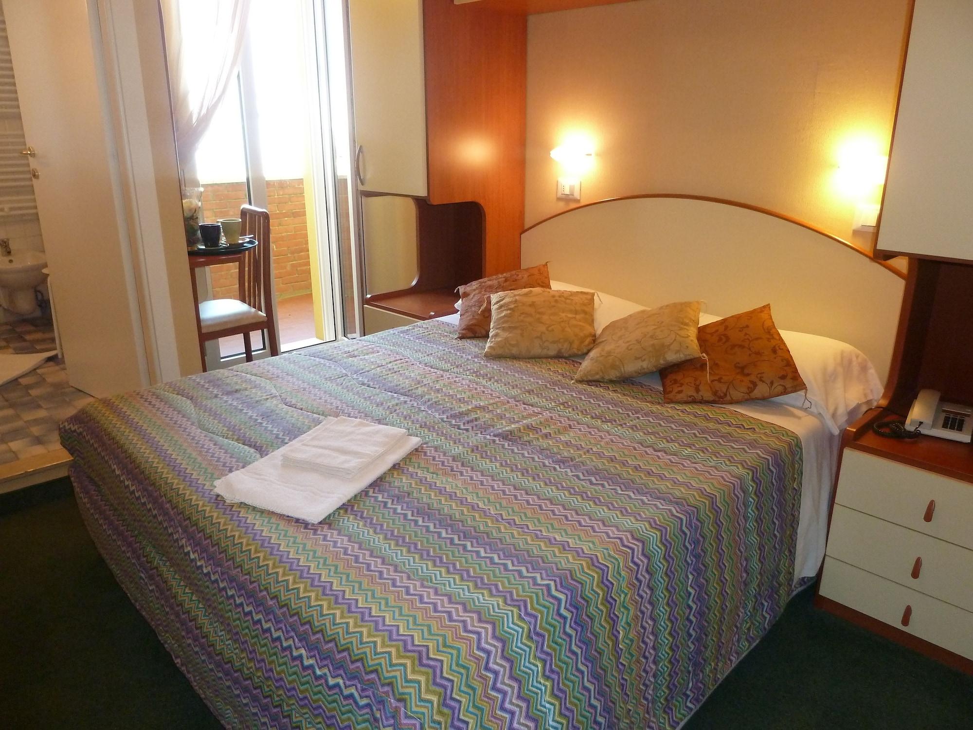 Hotel Crosal Rimini Exteriör bild