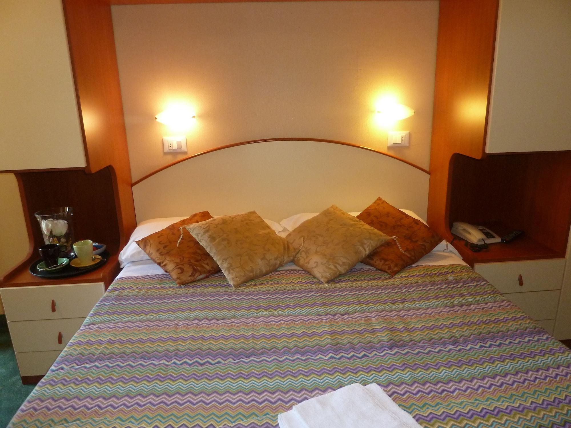 Hotel Crosal Rimini Exteriör bild