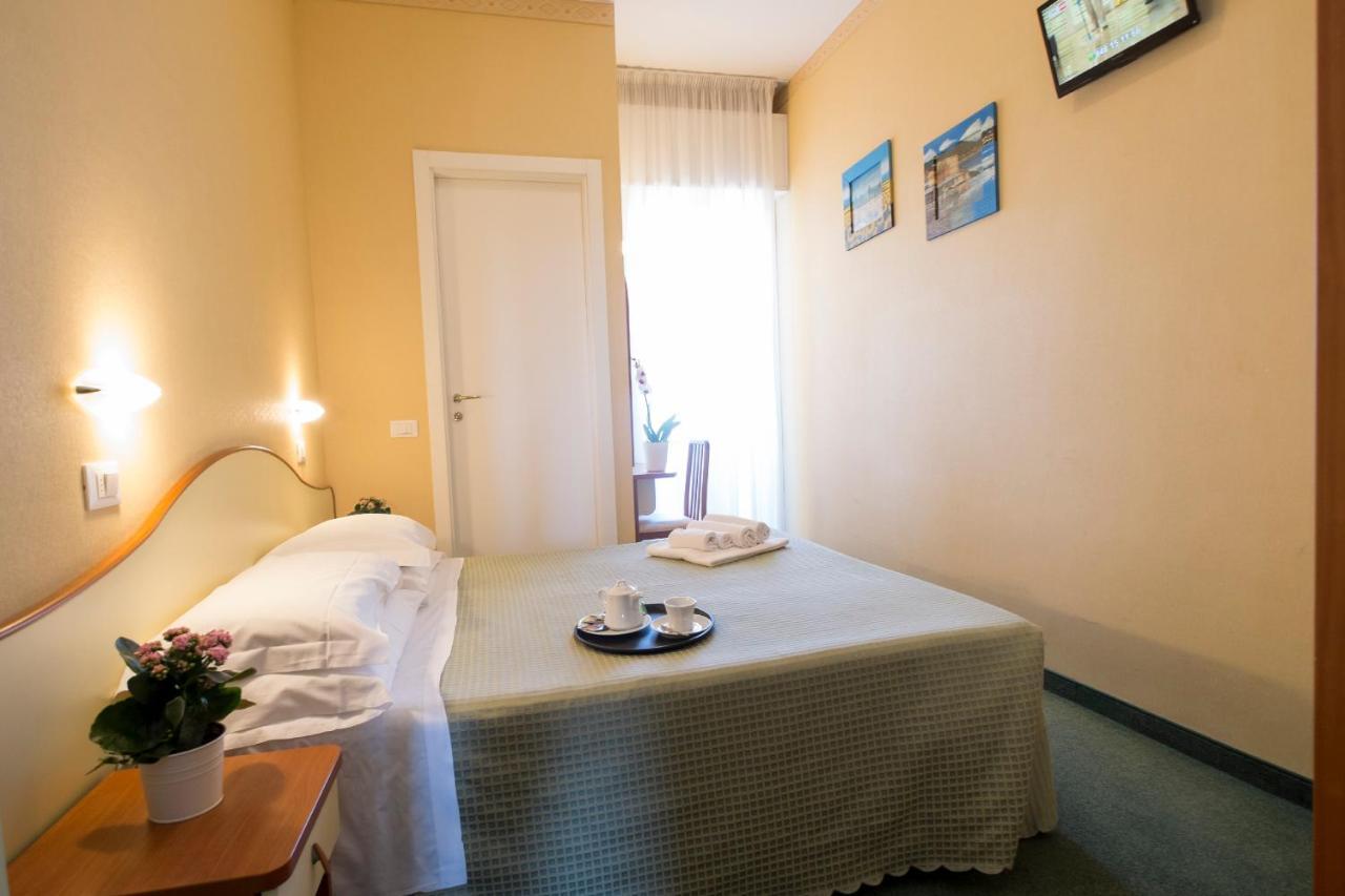 Hotel Crosal Rimini Exteriör bild
