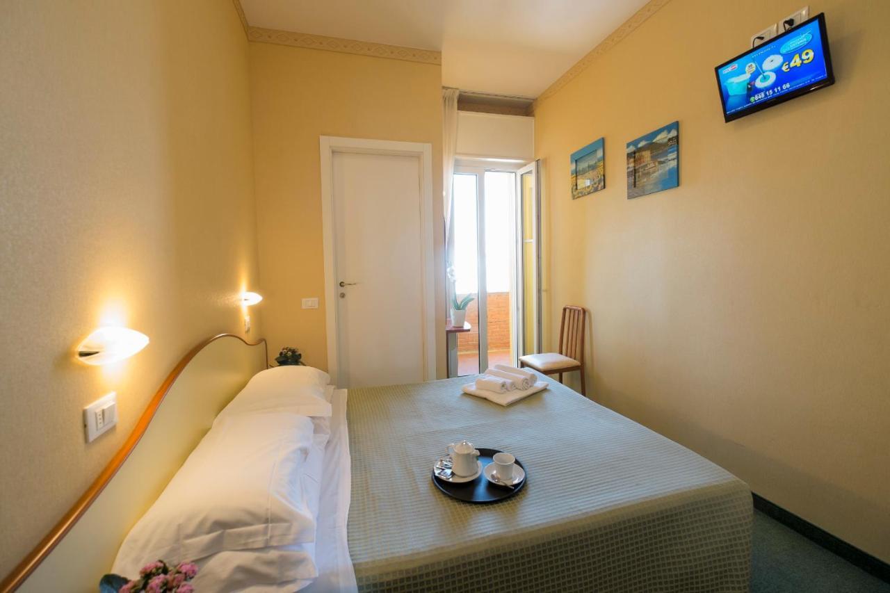 Hotel Crosal Rimini Exteriör bild