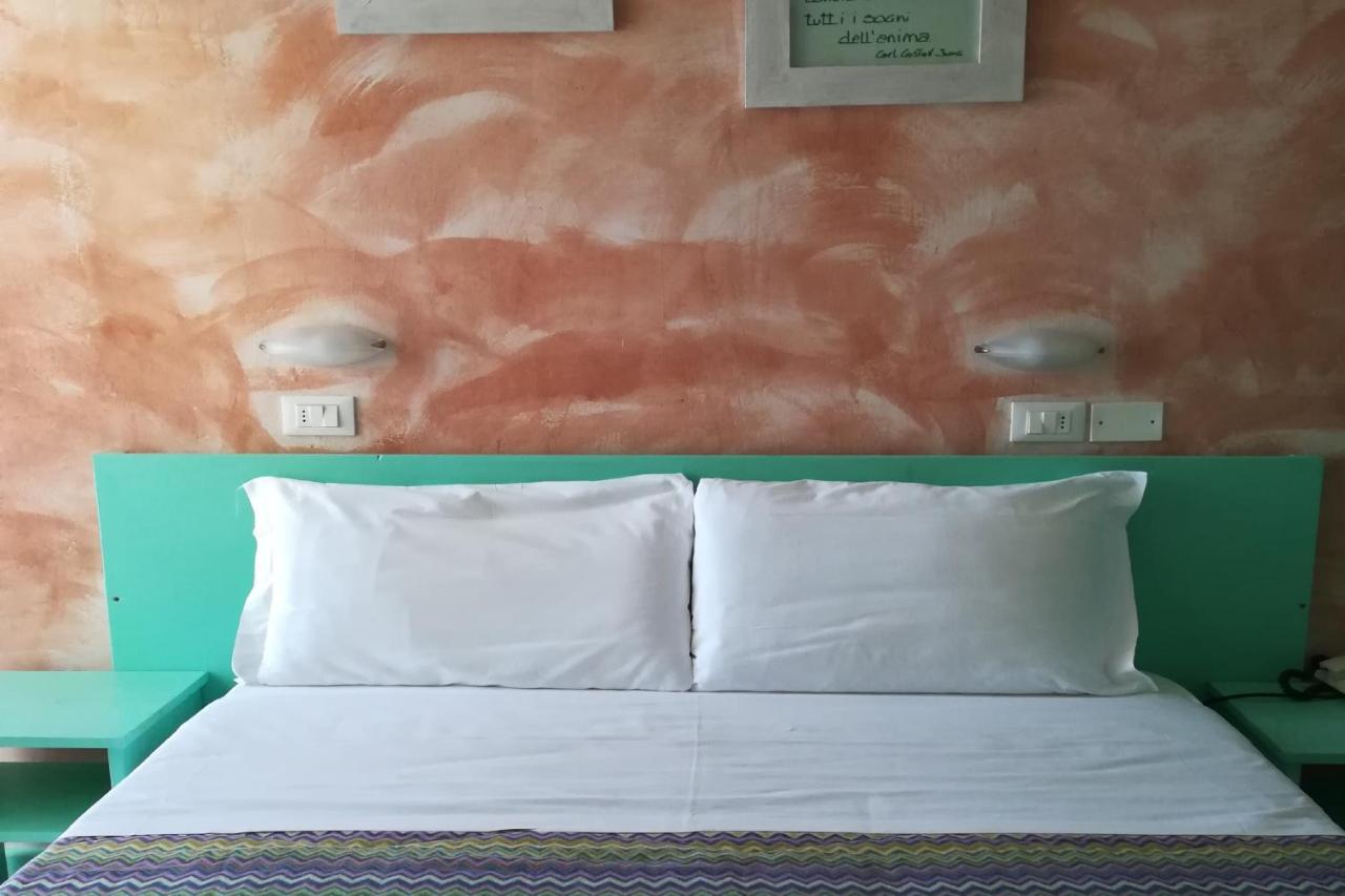 Hotel Crosal Rimini Exteriör bild