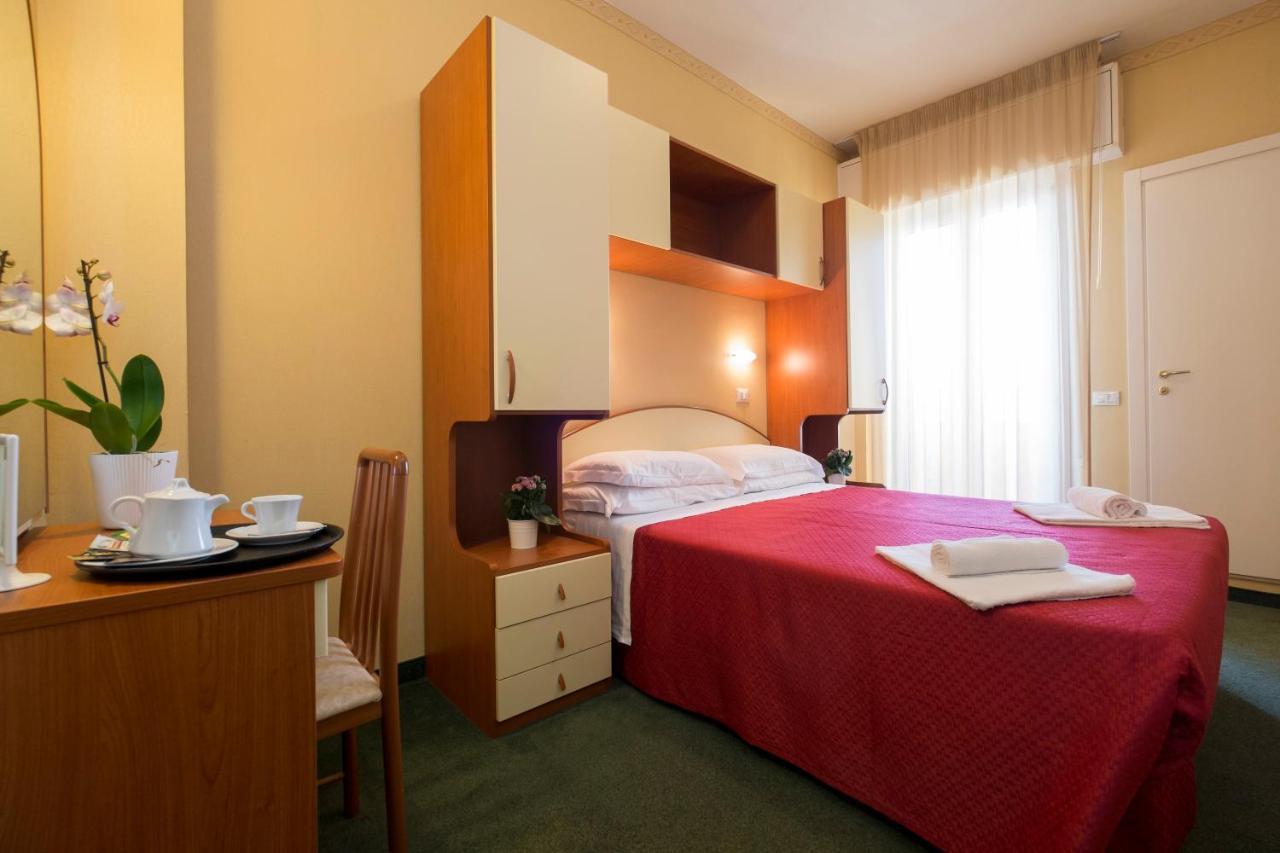Hotel Crosal Rimini Exteriör bild
