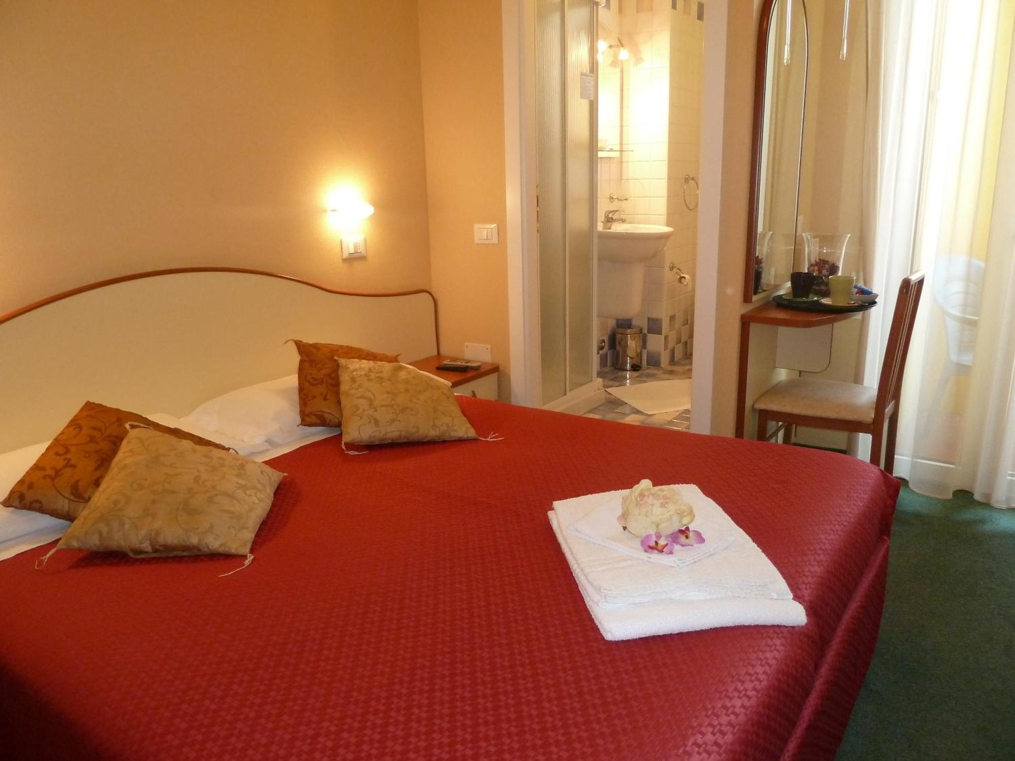 Hotel Crosal Rimini Exteriör bild