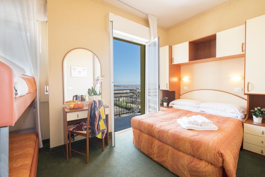 Hotel Crosal Rimini Exteriör bild