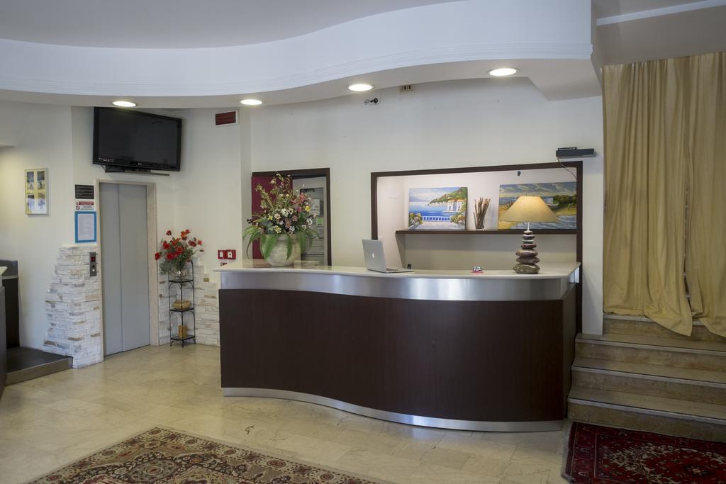 Hotel Crosal Rimini Exteriör bild