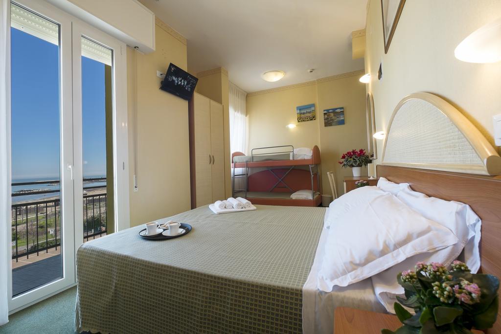 Hotel Crosal Rimini Exteriör bild