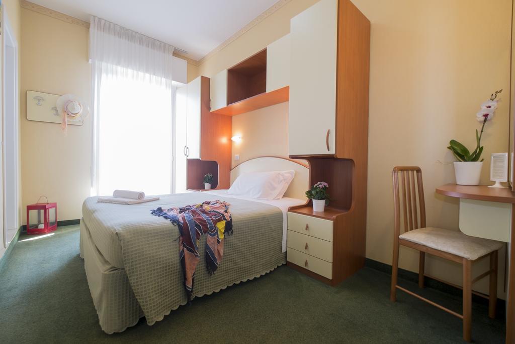 Hotel Crosal Rimini Exteriör bild