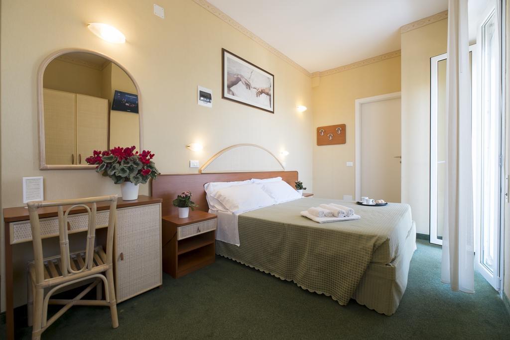 Hotel Crosal Rimini Exteriör bild
