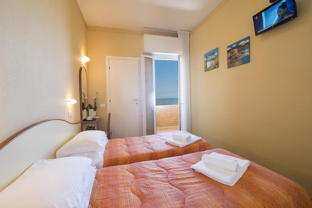 Hotel Crosal Rimini Exteriör bild