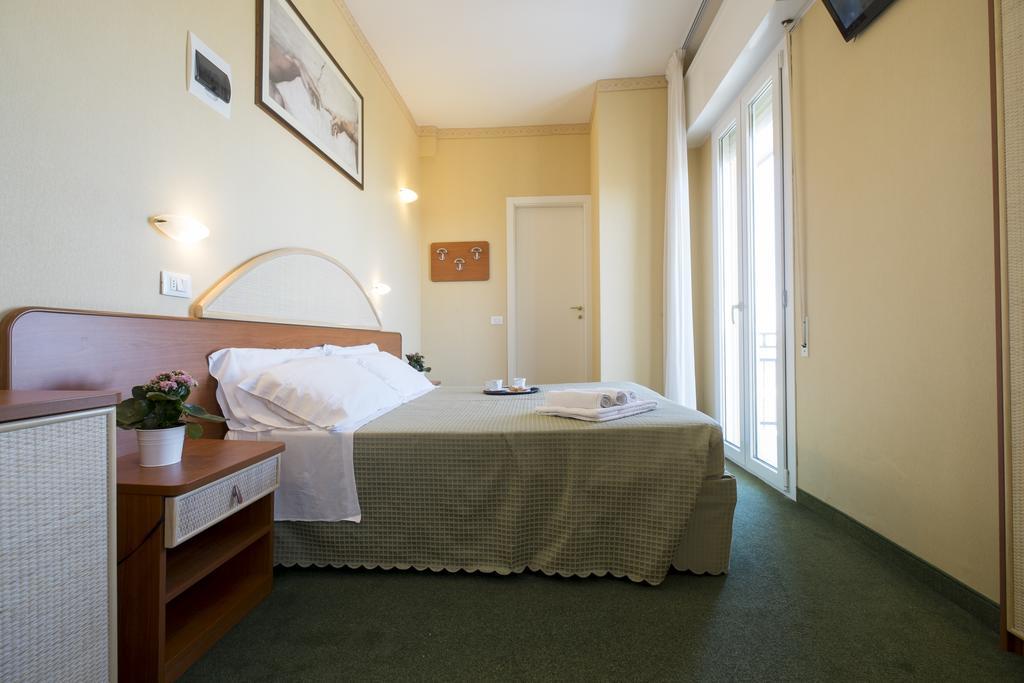 Hotel Crosal Rimini Exteriör bild