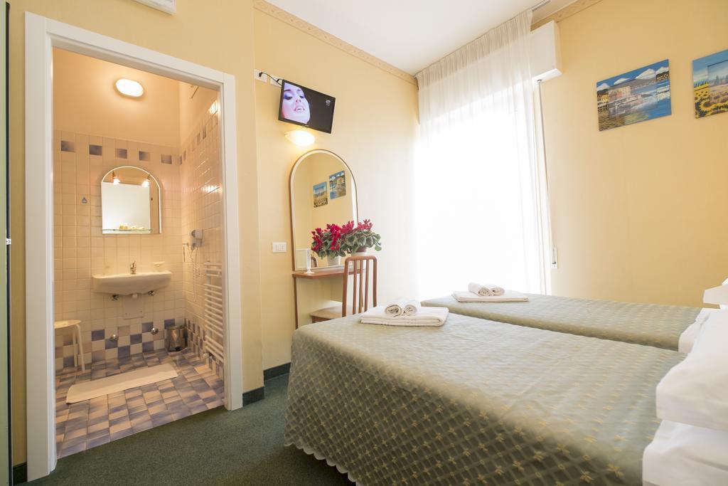 Hotel Crosal Rimini Exteriör bild