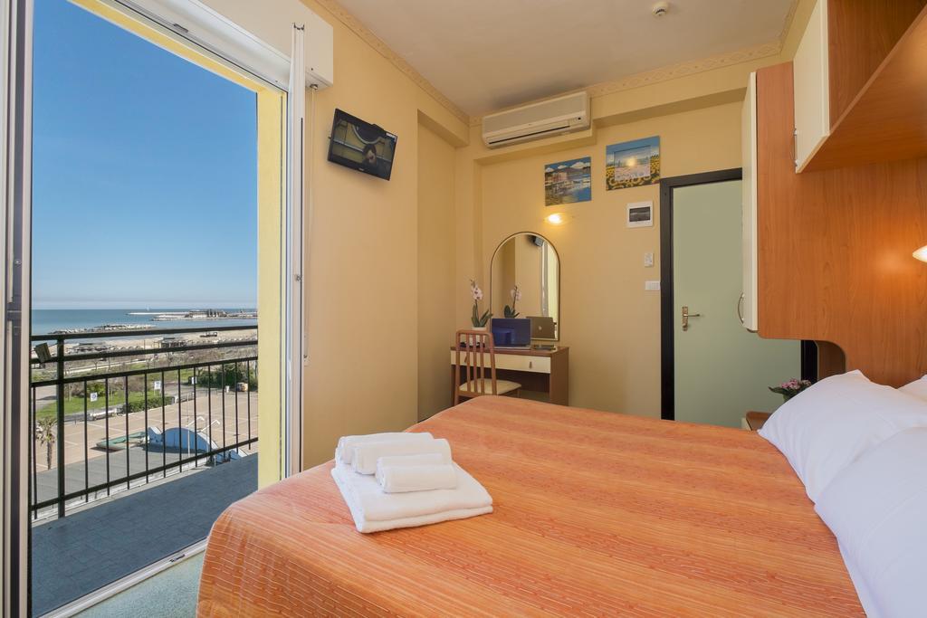 Hotel Crosal Rimini Exteriör bild