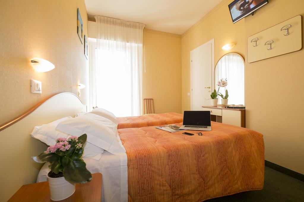 Hotel Crosal Rimini Exteriör bild