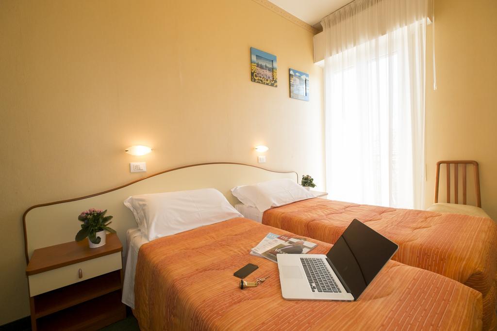 Hotel Crosal Rimini Exteriör bild