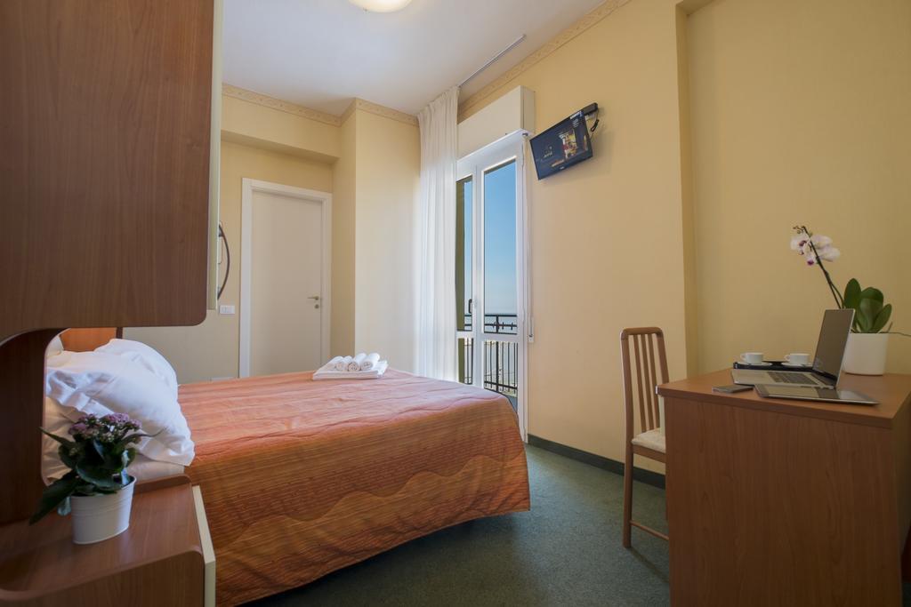 Hotel Crosal Rimini Exteriör bild