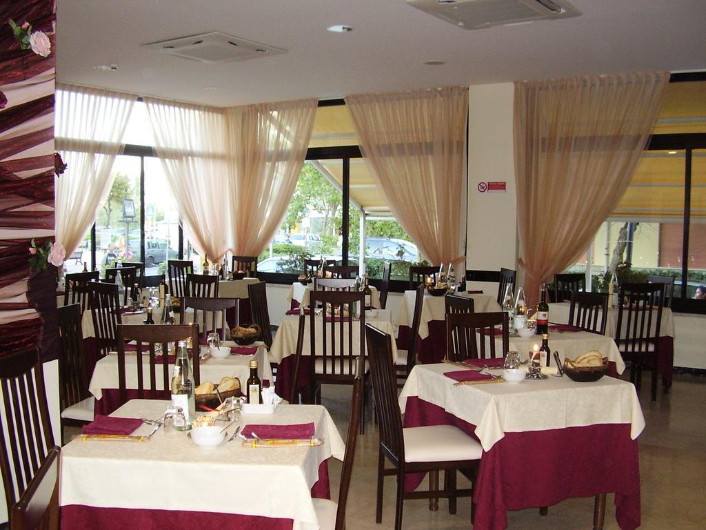 Hotel Crosal Rimini Exteriör bild