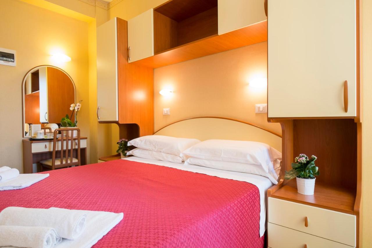 Hotel Crosal Rimini Exteriör bild