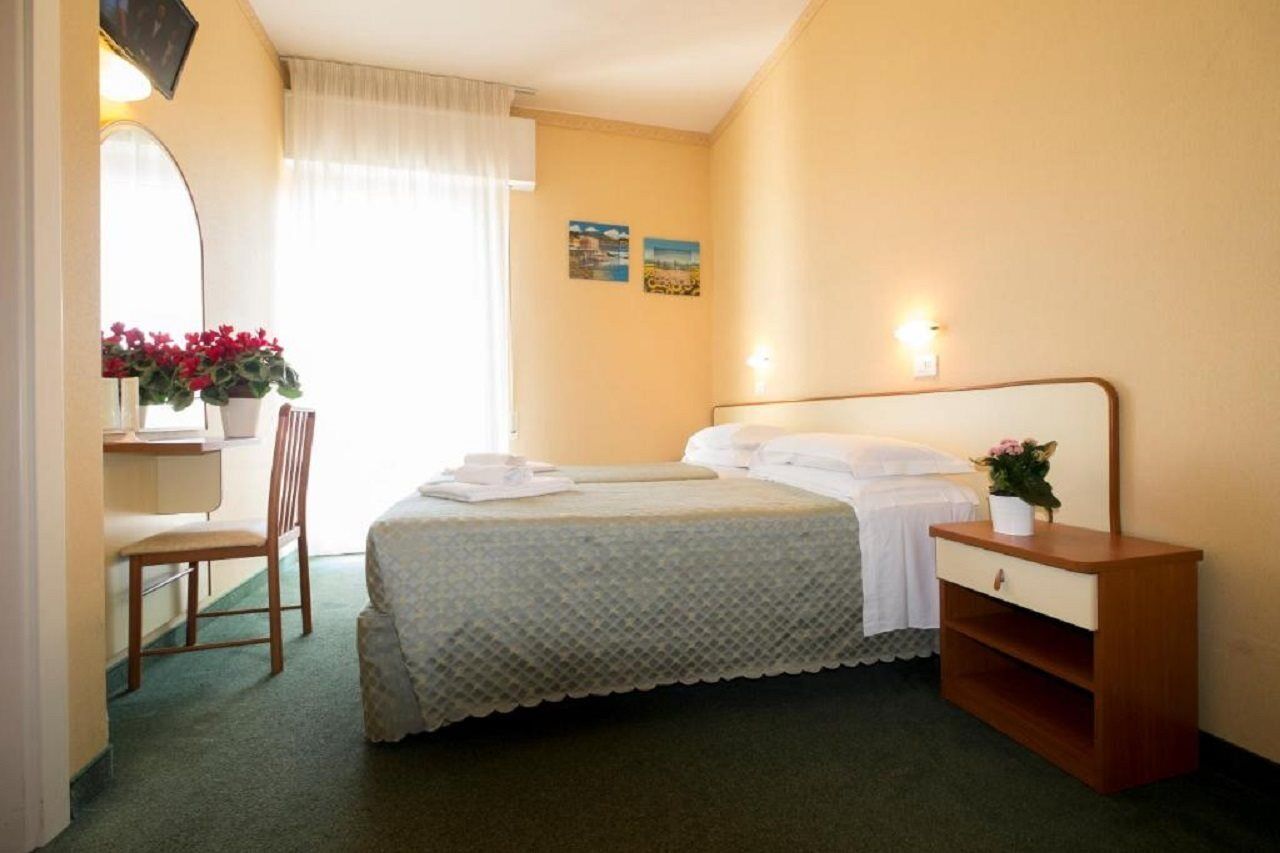Hotel Crosal Rimini Exteriör bild